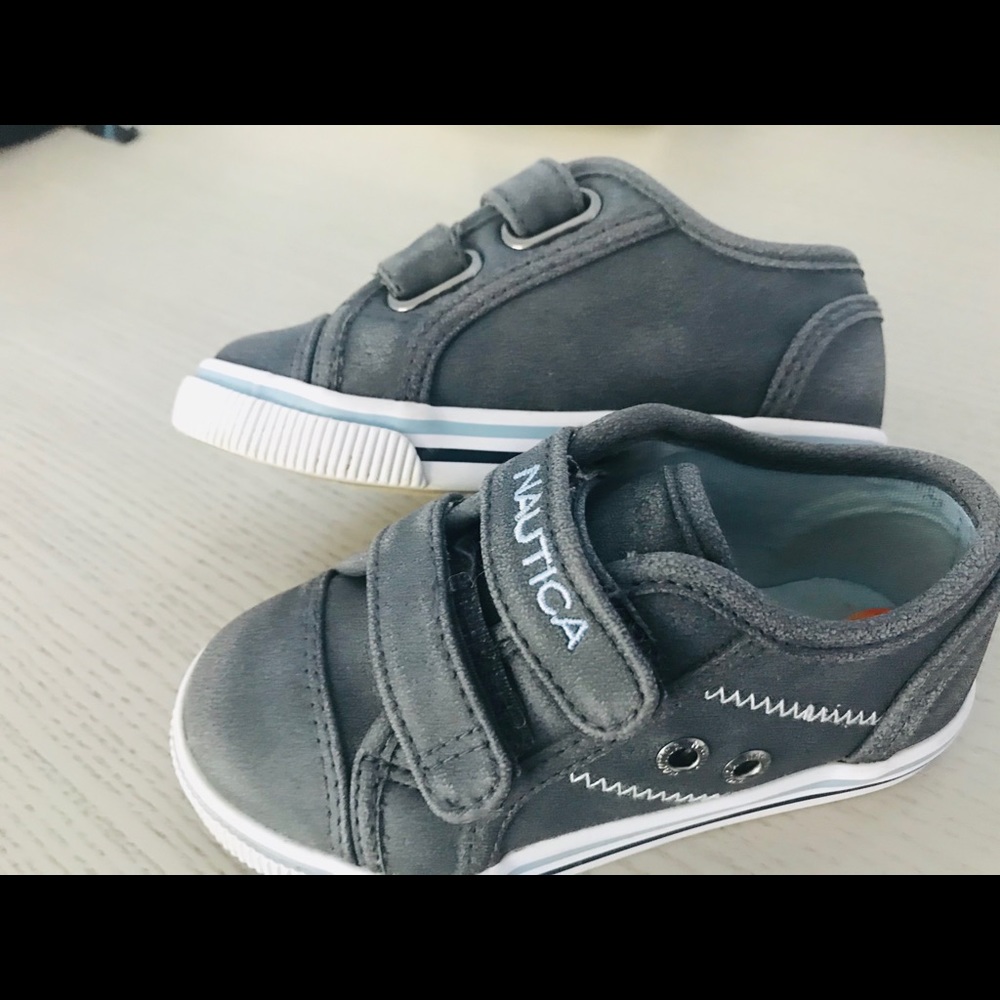 Like new Nautica toddler shoe size 7